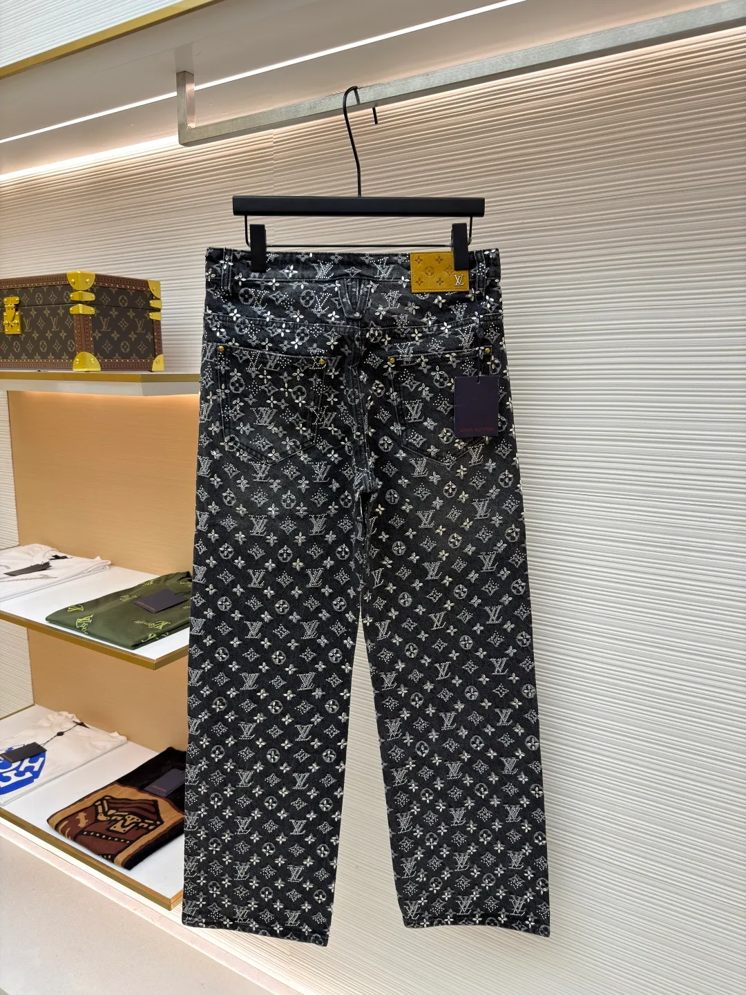 LOUIS VUITTON presbyopic rhinestone jacquard jeans ●Original version: 130000 purchased and developed ●Item number: 1681010-C10 ●Fabric: denim fabric ●Technology: jacquard rhinestone production ●Version: fitted version ●Weight: about 1050 grams ●Size: 30-32-34-36 ●Description: The fabric is sewn from denim, with a Monogram jacquard pattern printed all over, and diamond decorations using hot-drilling techniques to form the brand’s classic pattern. The waist is distressed and flocked leather, and the hardware is molded. The overall routing is straight and delicate, the fabric is comfortable and soft, and the color is consistent without color difference. It can be matched with the same style to create a fashionable look and control various occasions. Customized accessories, complete with three standards, the same style for men and women.